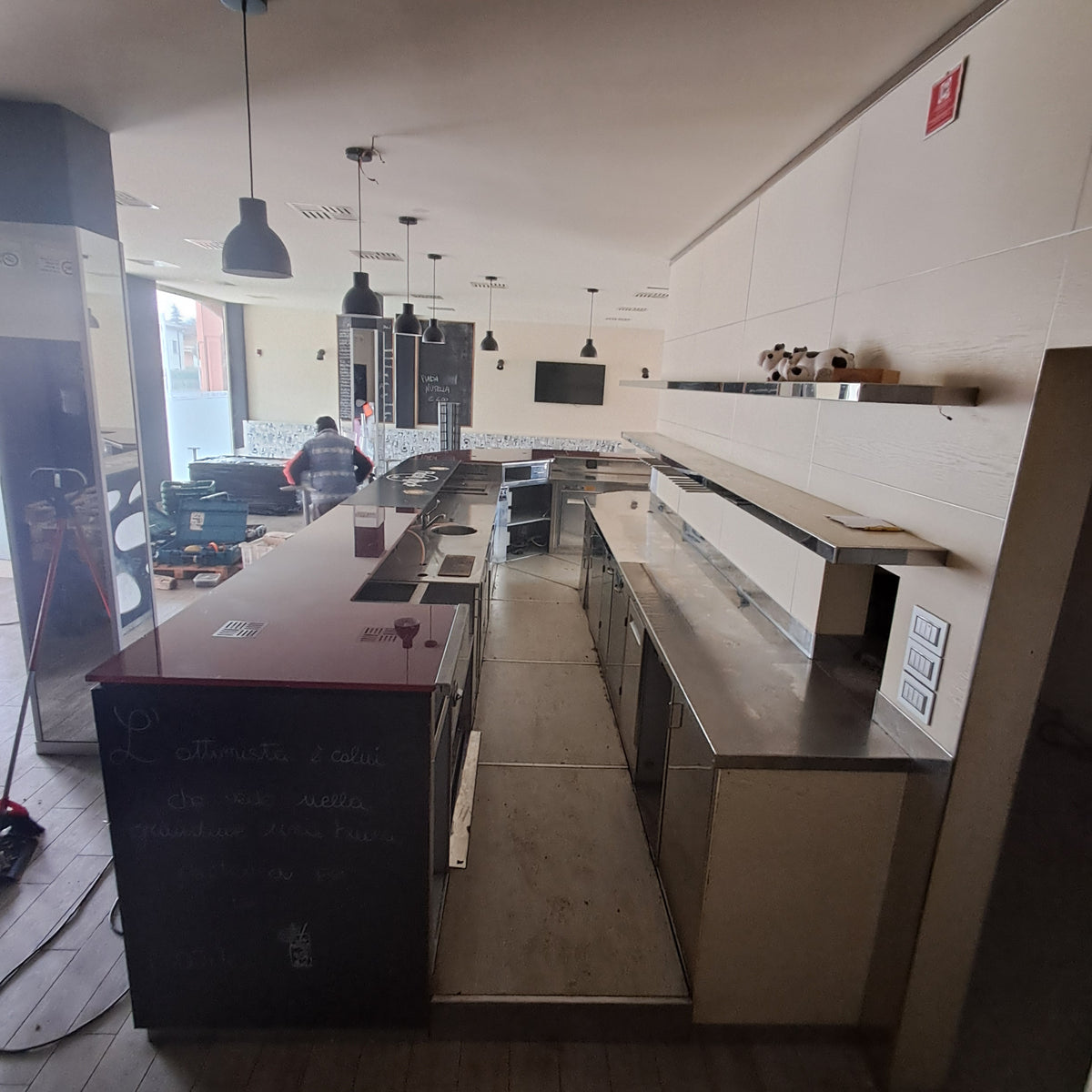 Banco bar a L con retrobanco e frigoriferi — usato Attrezzatura da ristorazione usata Sd Service Store