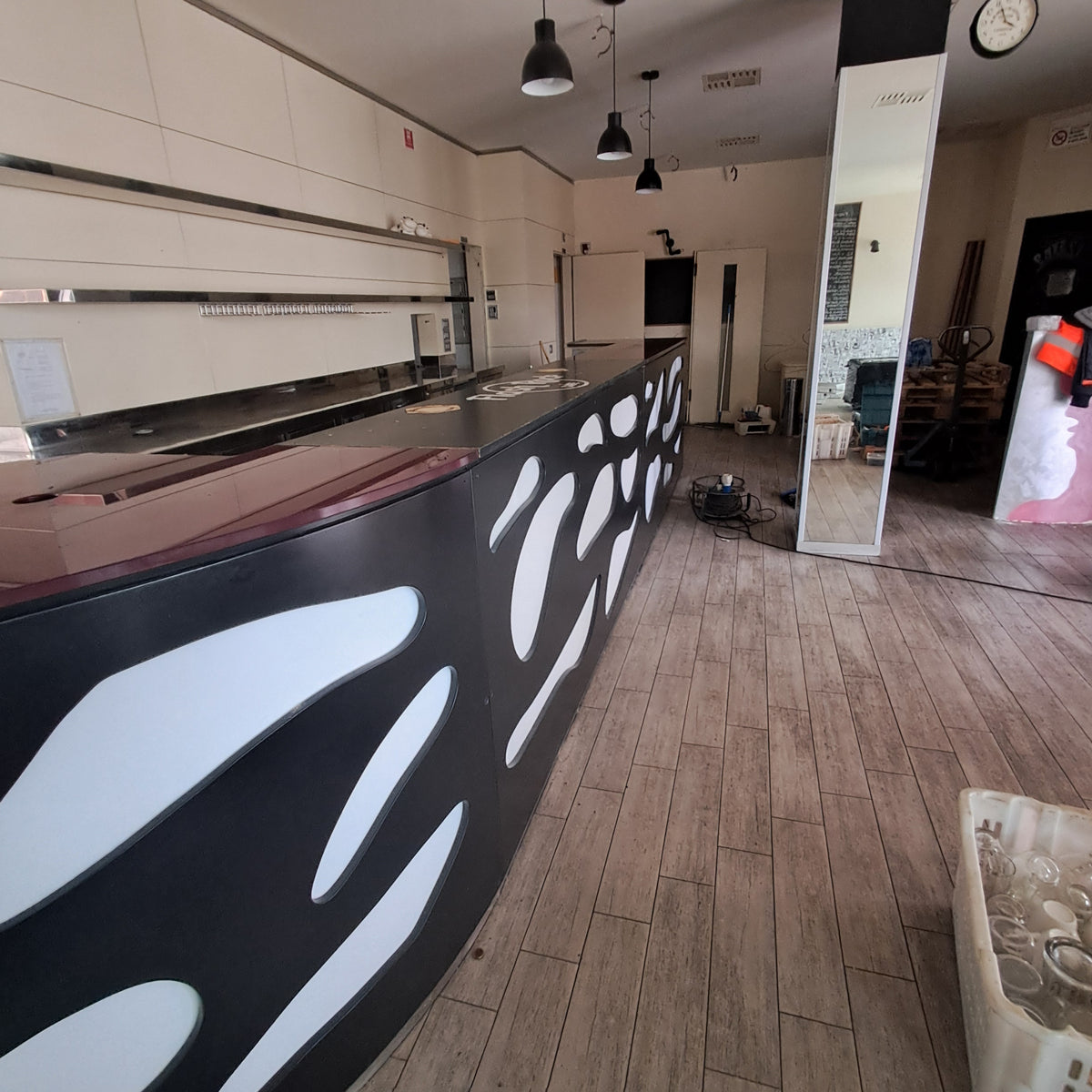 Banco bar a L con retrobanco e frigoriferi — usato Attrezzatura da ristorazione usata Sd Service Store