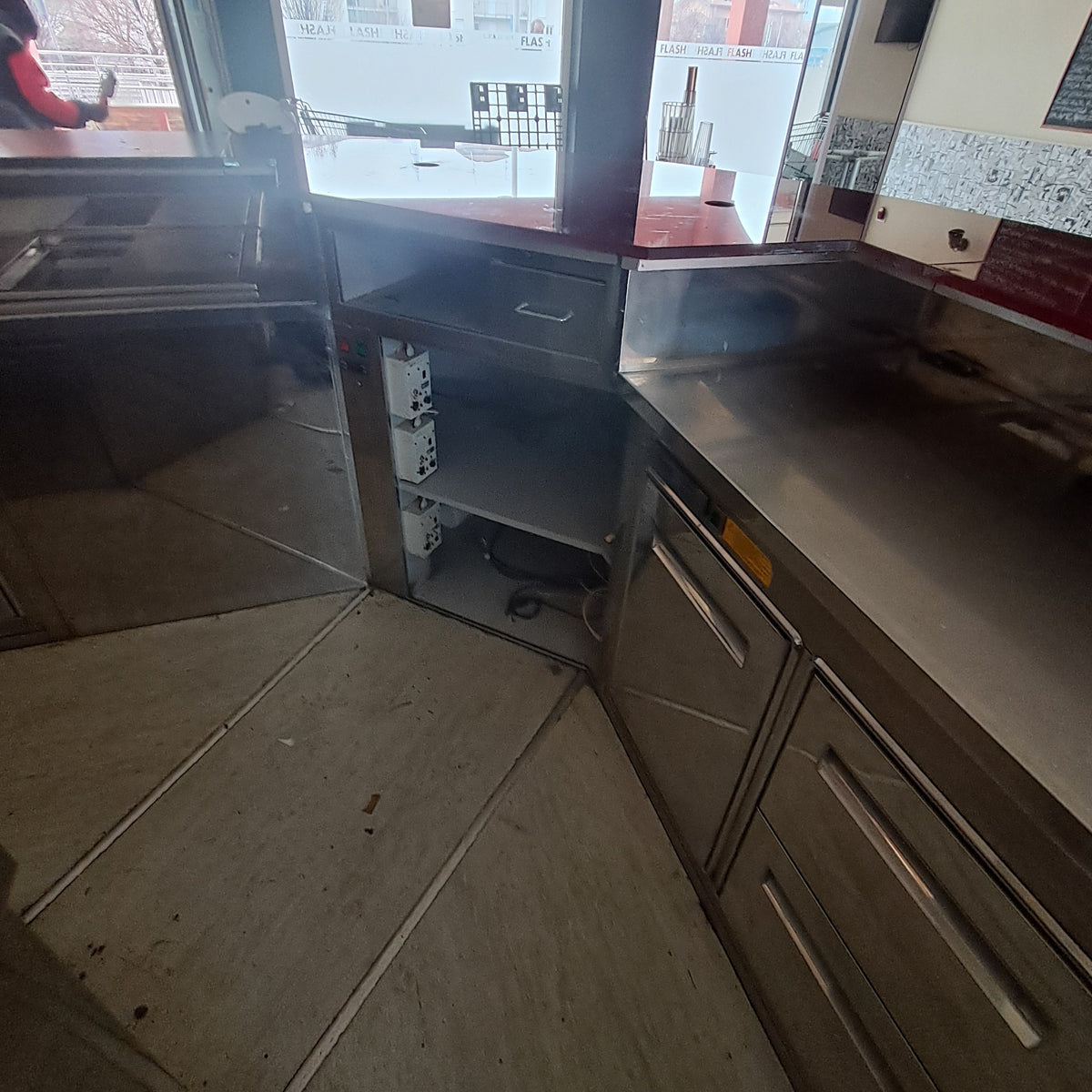 Banco bar a L con retrobanco e frigoriferi — usato Attrezzatura da ristorazione usata Sd Service Store