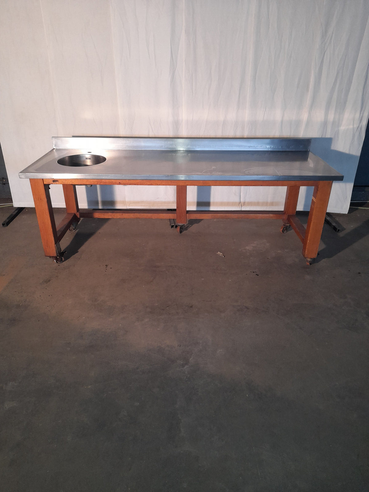 Lavandino AISI 304 con supporto in legno, Ø 38 cm, L 230 P 80 H 79 cm, ruote non funzionanti — usato Attrezzatura da ristorazione usata Sd Service Store