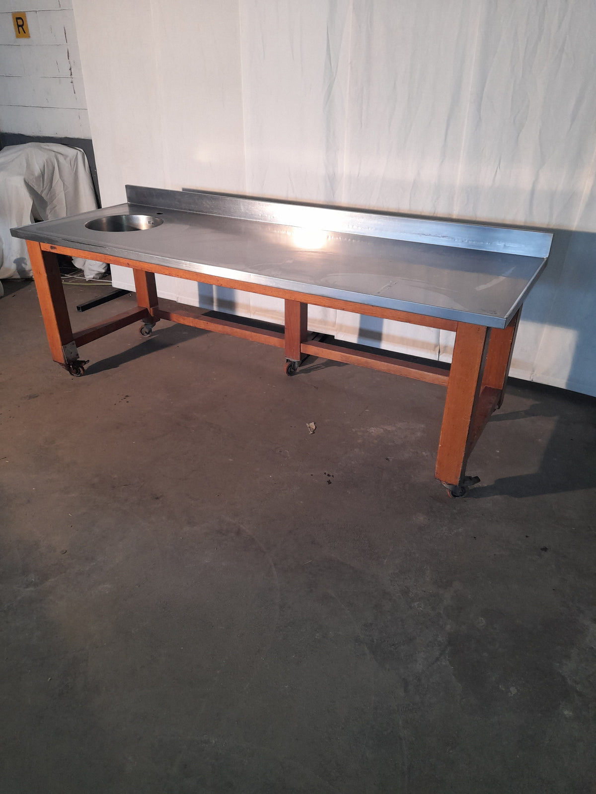 Lavandino AISI 304 con supporto in legno, Ø 38 cm, L 230 P 80 H 79 cm, ruote non funzionanti — usato Attrezzatura da ristorazione usata Sd Service Store