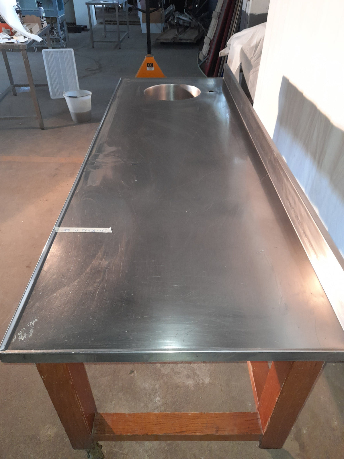 Lavandino AISI 304 con supporto in legno, Ø 38 cm, L 230 P 80 H 79 cm, ruote non funzionanti — usato Attrezzatura da ristorazione usata Sd Service Store