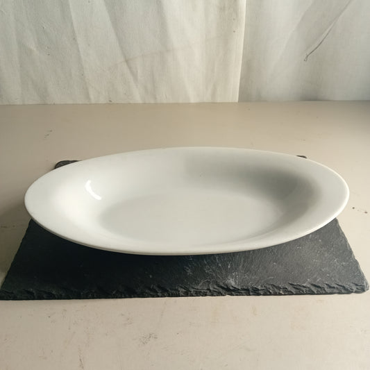 Piatto piano design Saturnia in porcellana, ovale, misura dichiarata 30 cm — usato Attrezzatura da ristorazione usata Sd Service Store