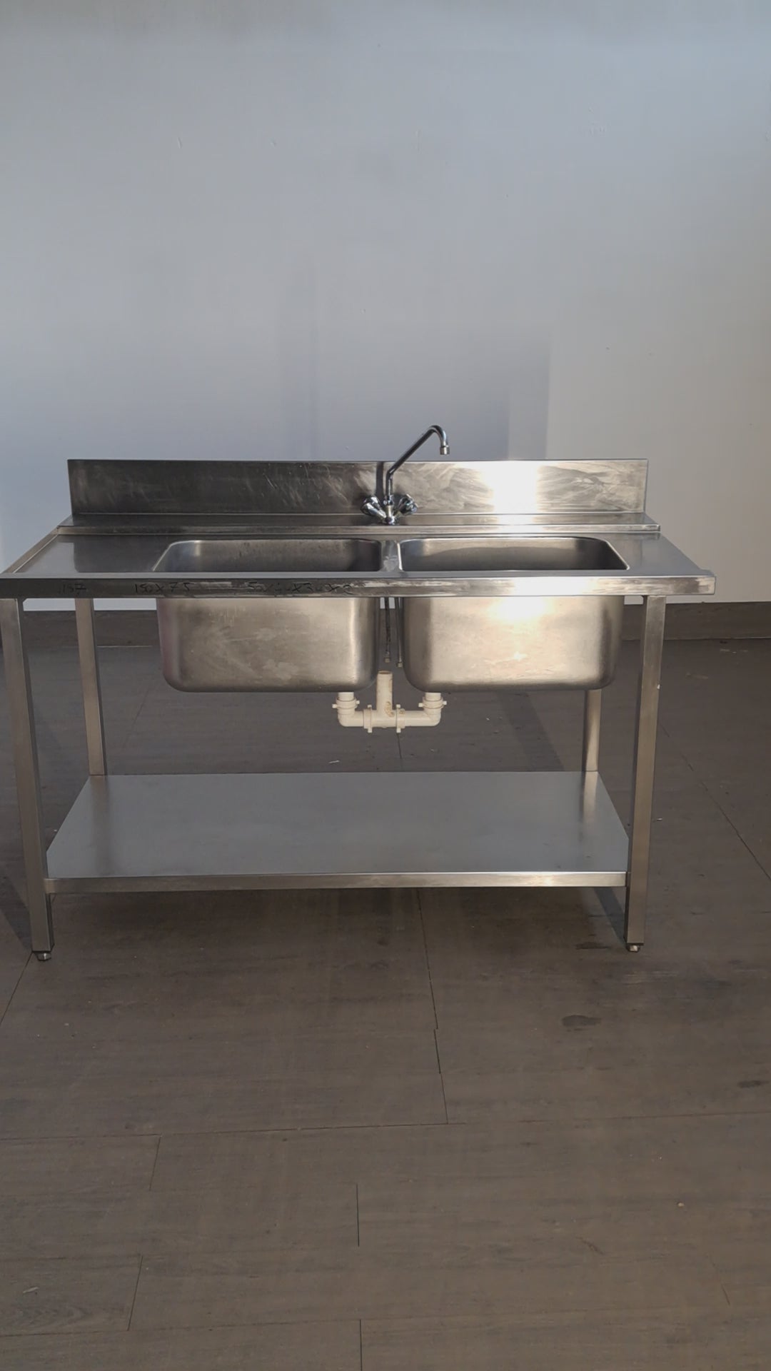 Lavandino inox AISI 304 a 2 vasche con aggancio lavastoviglie a capote, L 150 cm, P 75 cm, H 85 cm — usato Attrezzatura da ristorazione usata Sd Service Store
