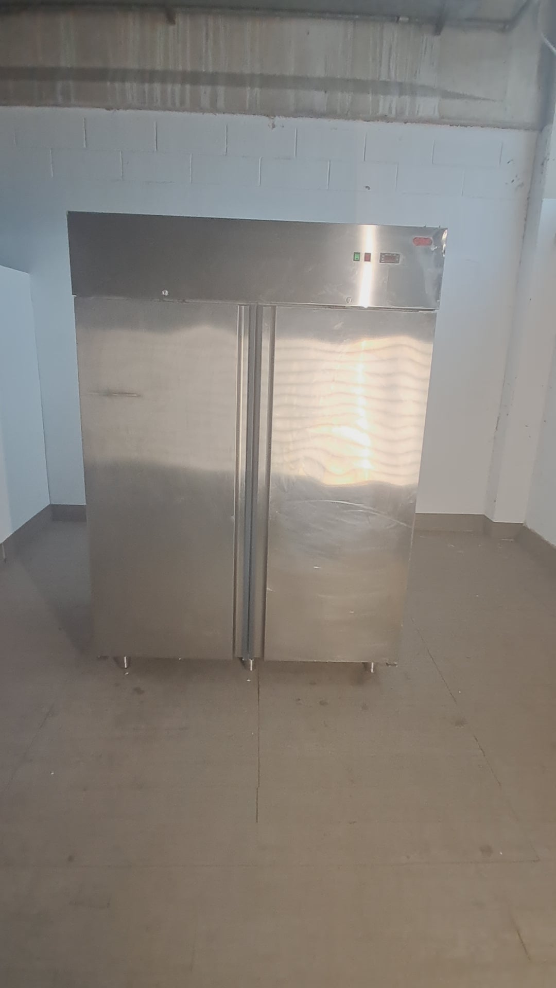 Frigorifero positivo a 2 colonne da 1400 L in acciaio inox AISI 304, L 144 cm, P 80 cm, H 200 cm — usato Attrezzatura da ristorazione usata Sd Service Store
