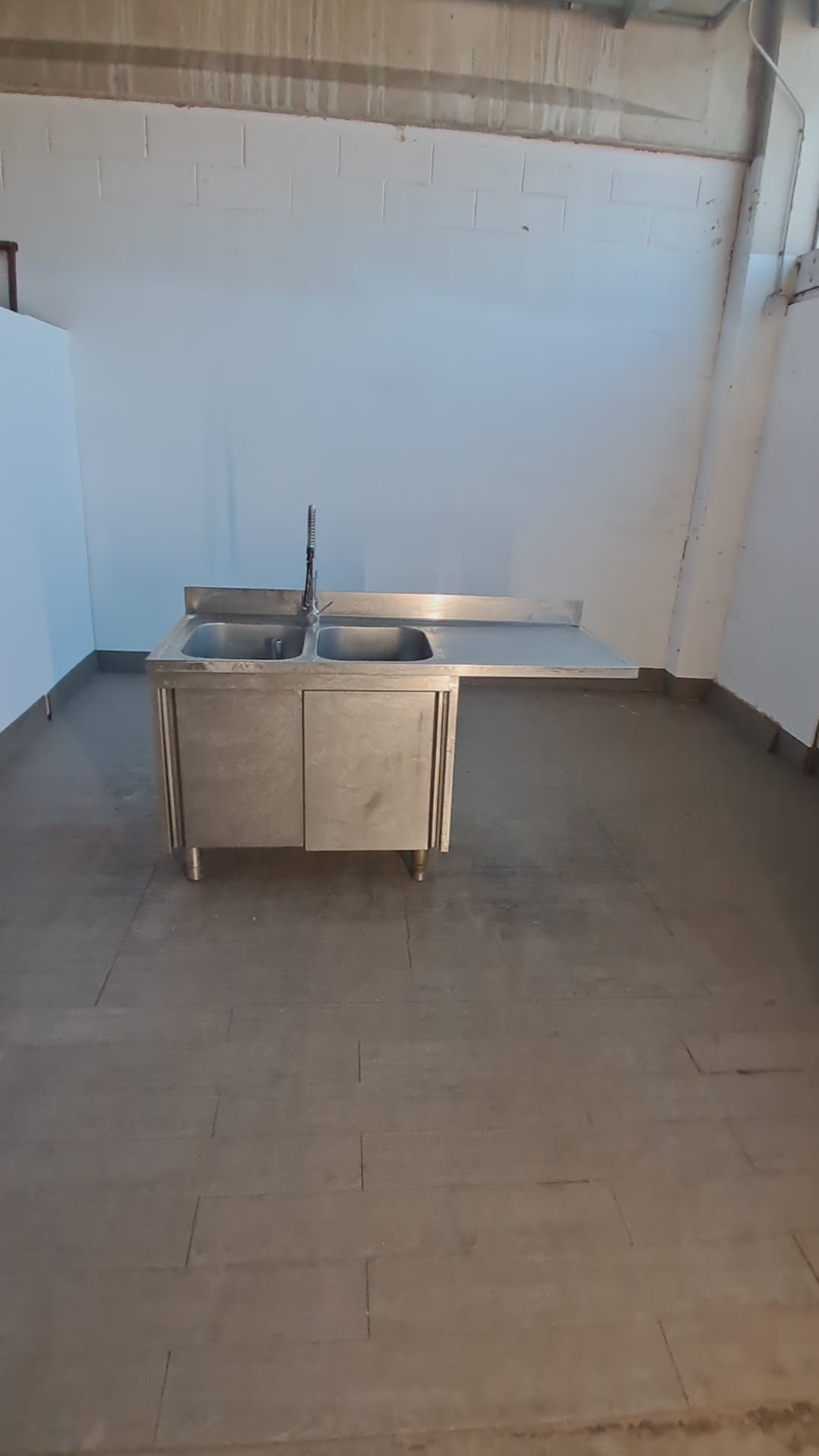 Lavandino a 2 vasche 50 × 40 × 30 cm con 2 sportelli e vano lavastoviglie, L 160 cm, P 70 cm, H 85 cm — usato Attrezzatura da ristorazione usata Sd Service Store