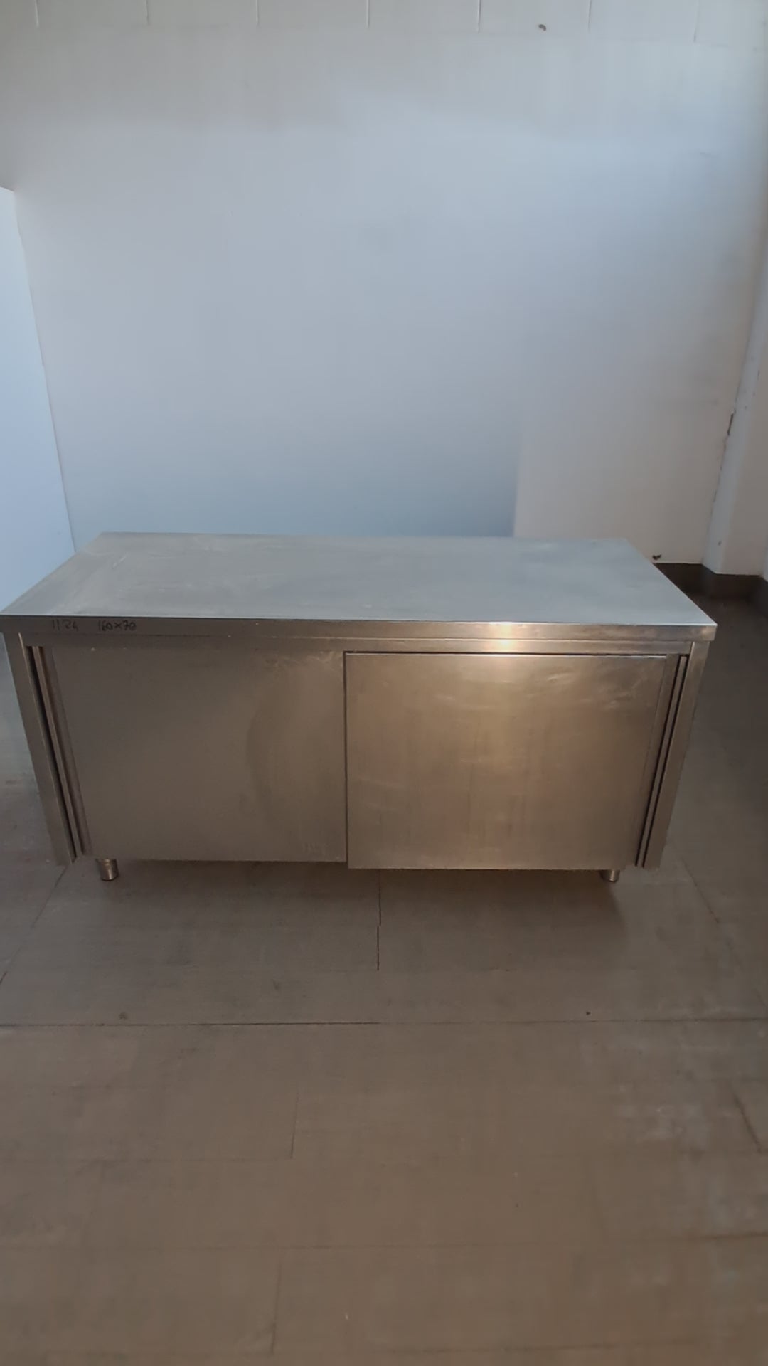 Banco in acciaio inox AISI 304 con 2 porte scorrevoli, L 160 cm, P 70 cm, H 85 cm — usato Attrezzatura da ristorazione usata Sd Service Store