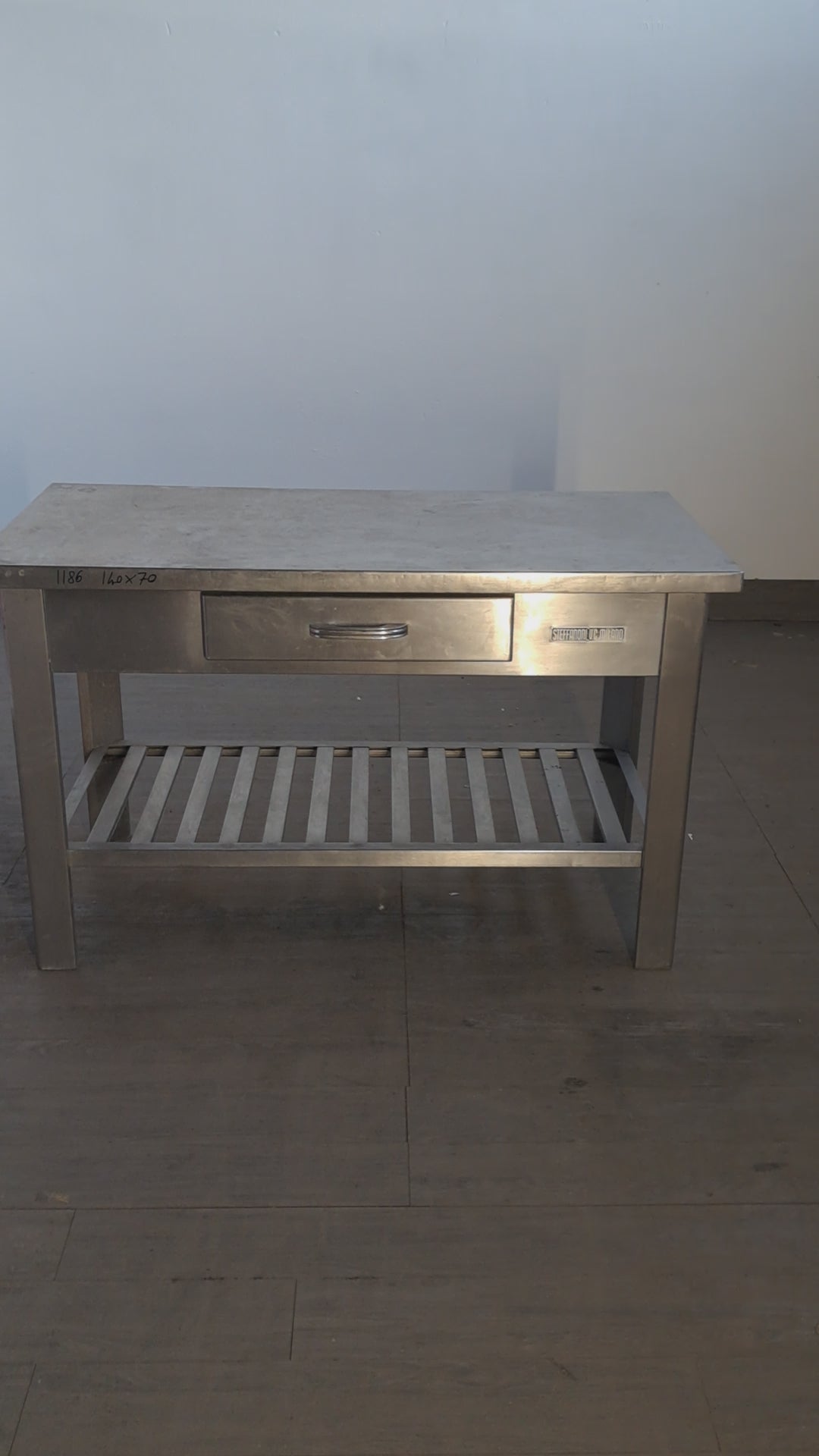 Tavolo inox AISI 304 con 1 cassetto centrale, L 140 cm, P 70 cm, H 85 cm — usato Attrezzatura da ristorazione usata Sd Service Store