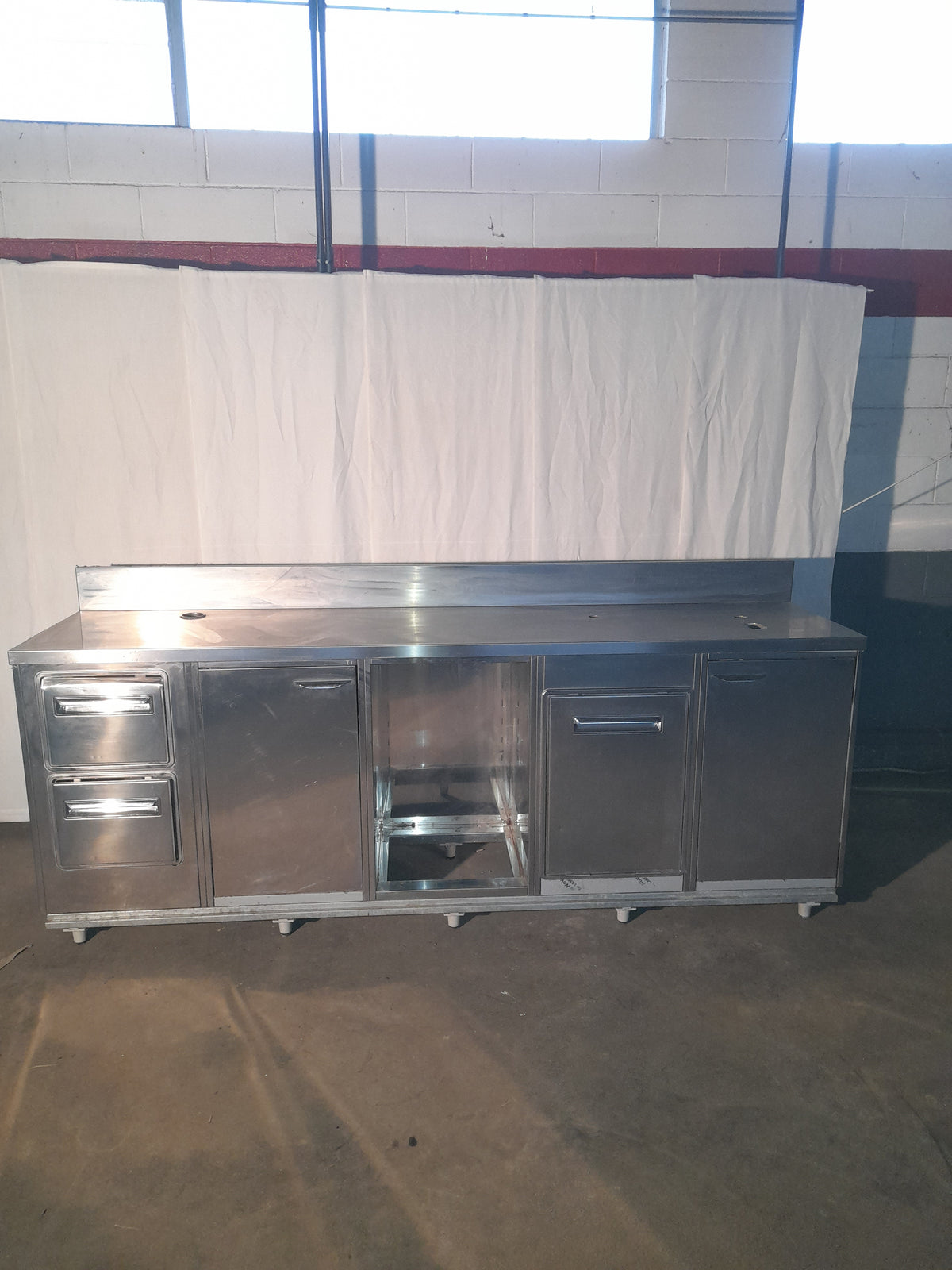 Retro banco bar inox AISI 304 con fori per spillatura, L 252 cm, P 60 cm, H 85 cm — usato Attrezzatura da ristorazione usata Sd Service Store