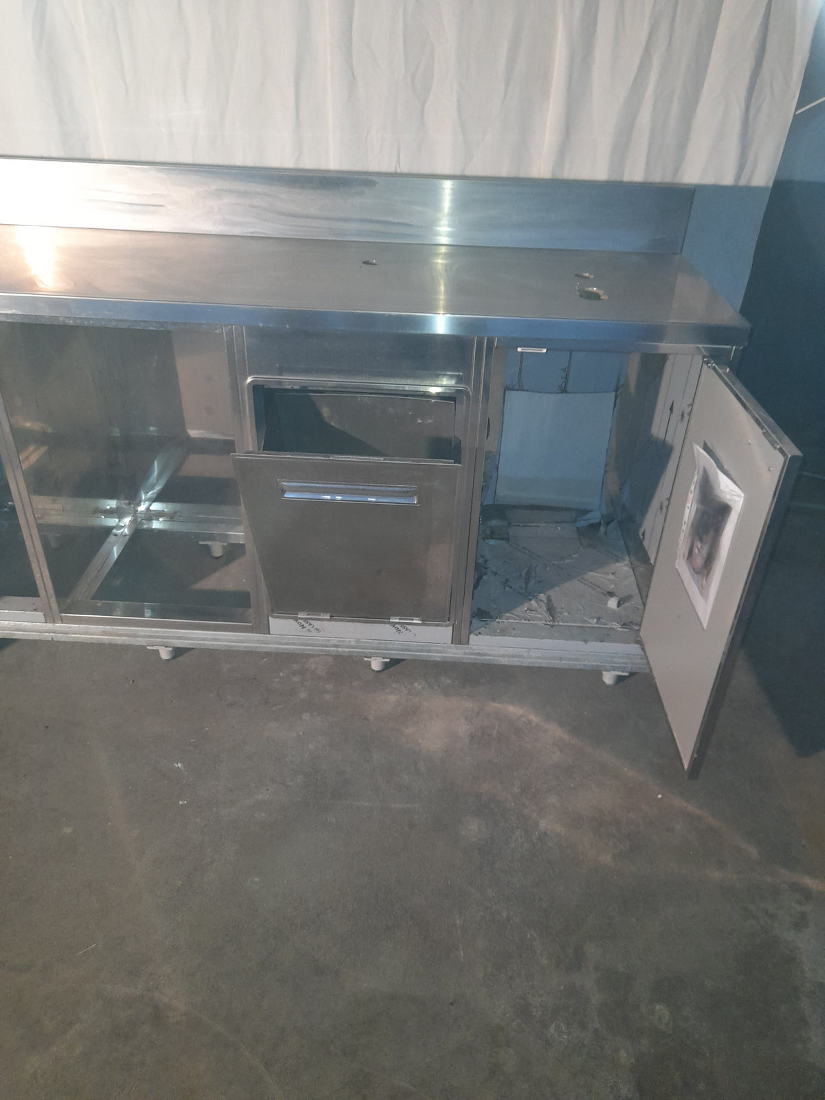 Retro banco bar inox AISI 304 con fori per spillatura, L 252 cm, P 60 cm, H 85 cm — usato Attrezzatura da ristorazione usata Sd Service Store