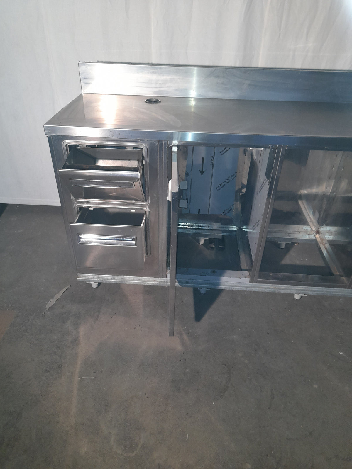 Retro banco bar inox AISI 304 con fori per spillatura, L 252 cm, P 60 cm, H 85 cm — usato Attrezzatura da ristorazione usata Sd Service Store