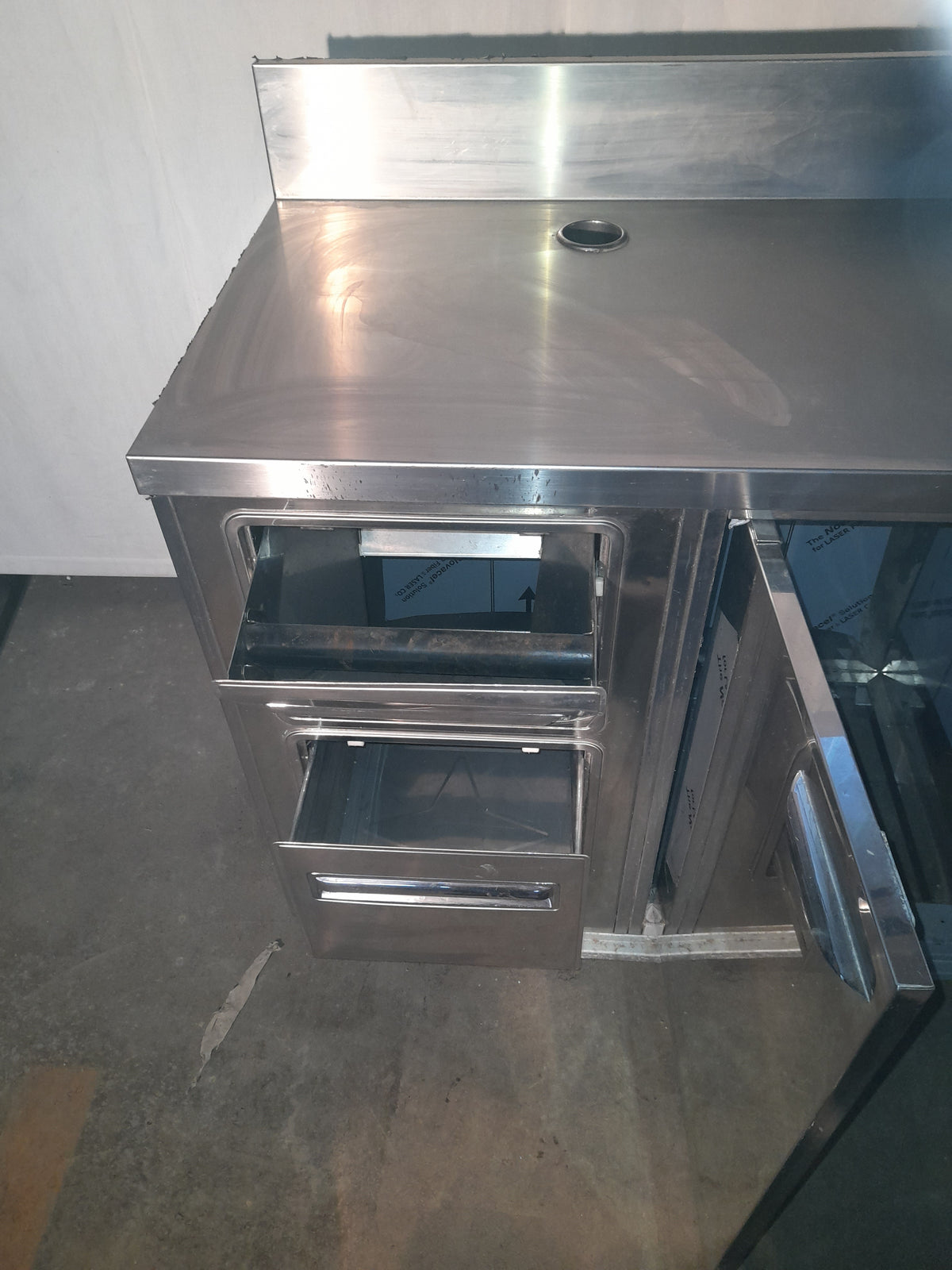 Retro banco bar inox AISI 304 con fori per spillatura, L 252 cm, P 60 cm, H 85 cm — usato Attrezzatura da ristorazione usata Sd Service Store