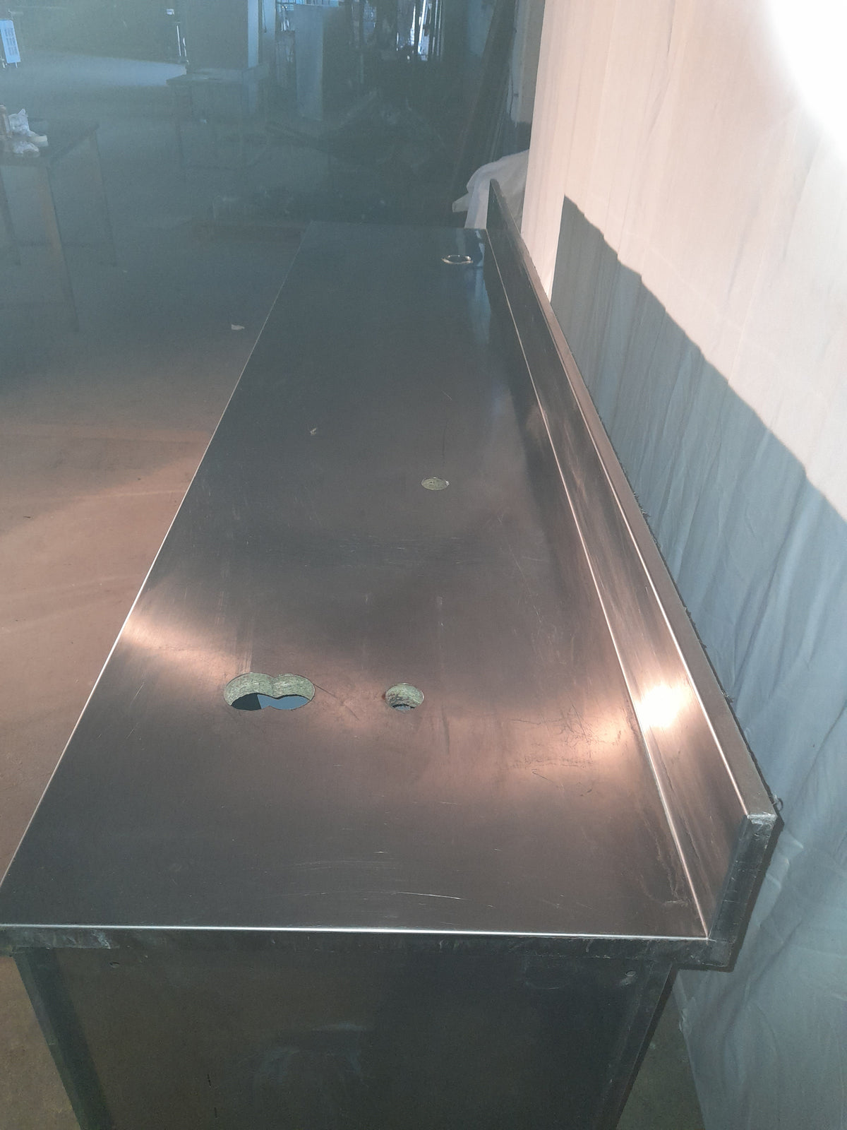 Retro banco bar inox AISI 304 con fori per spillatura, L 252 cm, P 60 cm, H 85 cm — usato Attrezzatura da ristorazione usata Sd Service Store