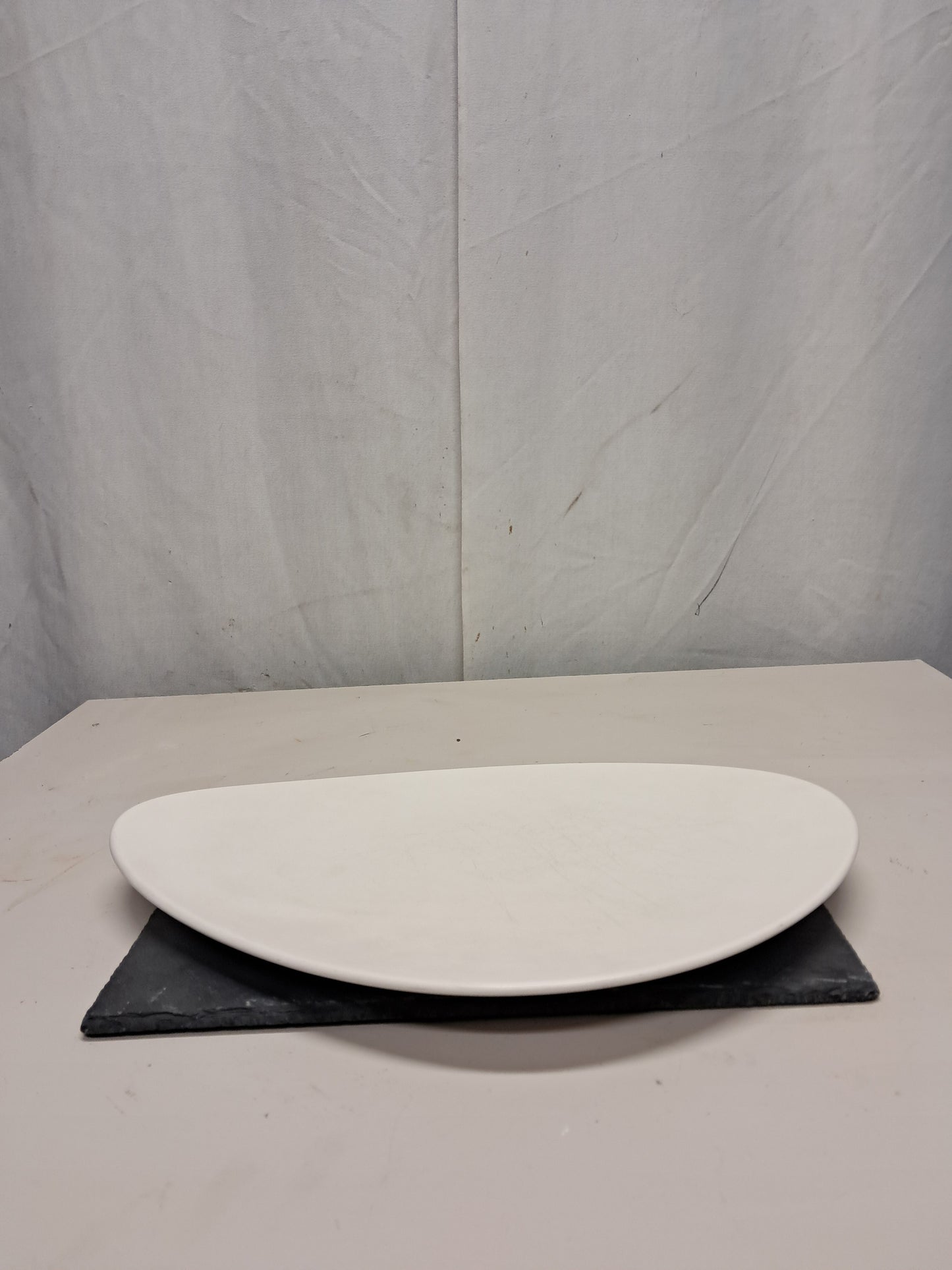 Piatto piano in ceramica , lunghezza 35cm, usato per la ristorazione Attrezzatura da ristorazione usata Sd Service Store