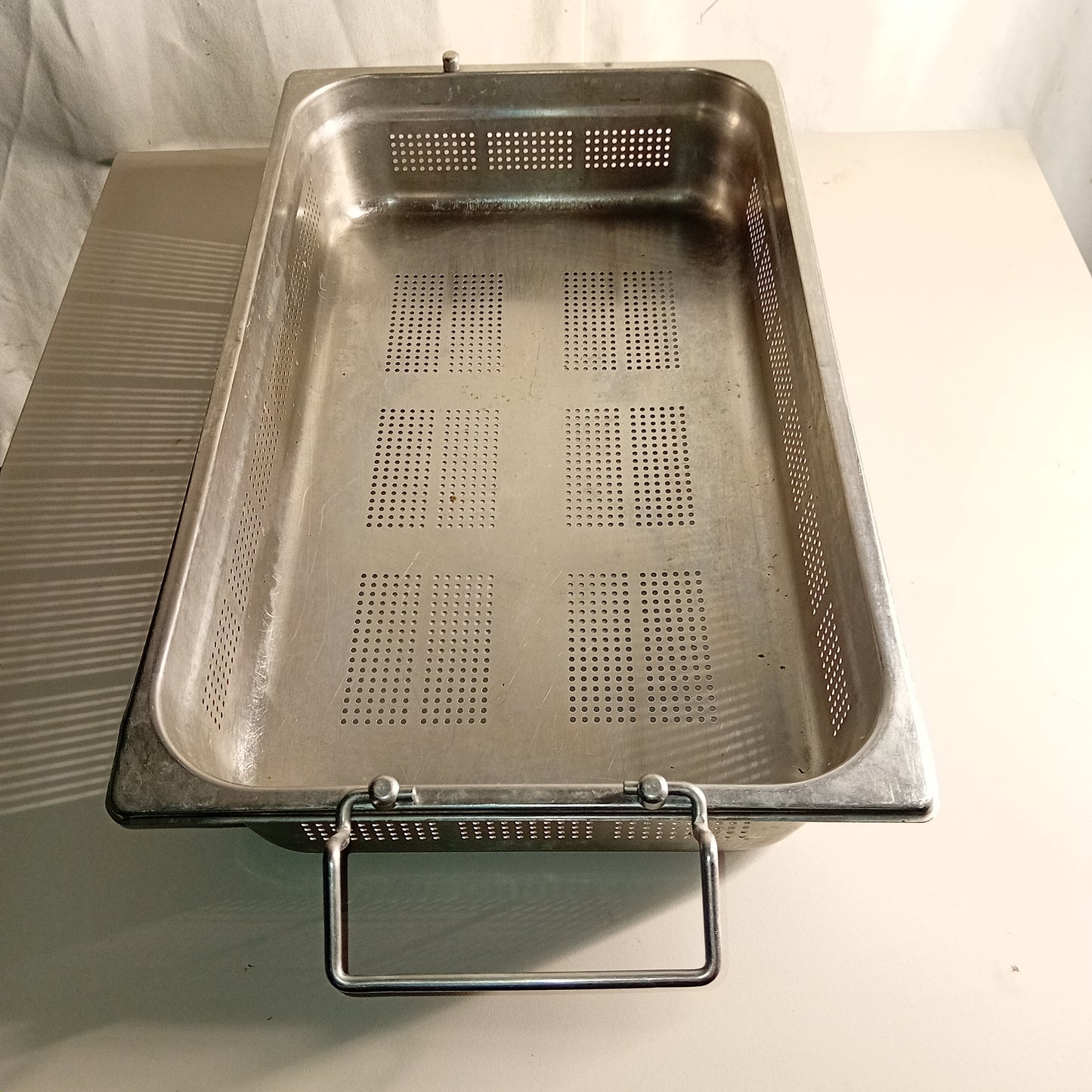 Teglia gastronorm traforata usata 53x32cm altezza 10cm con 1 manico Ristorazione Sd Service Store