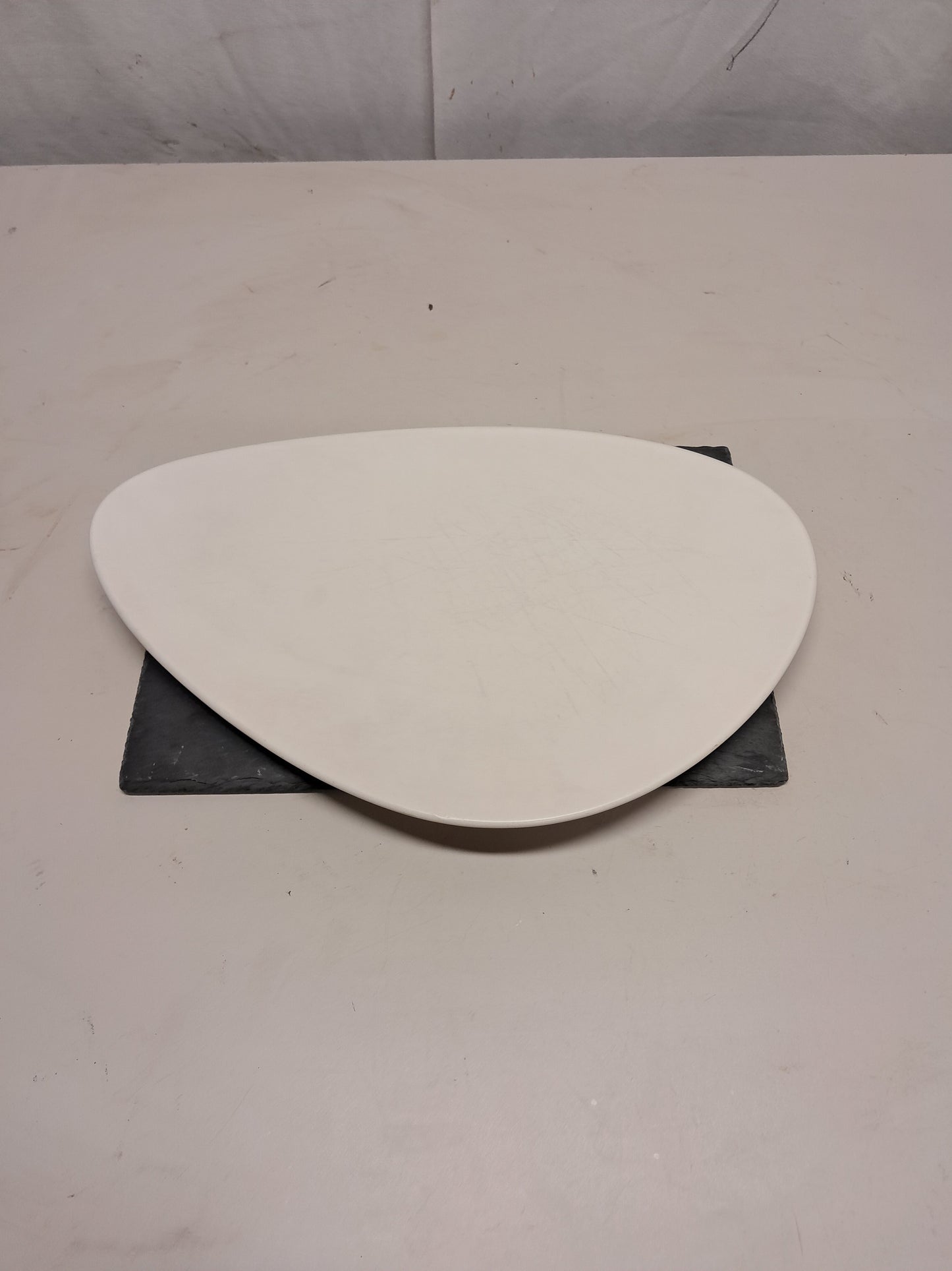 Piatto piano in ceramica , lunghezza 35cm, usato per la ristorazione Attrezzatura da ristorazione usata Sd Service Store