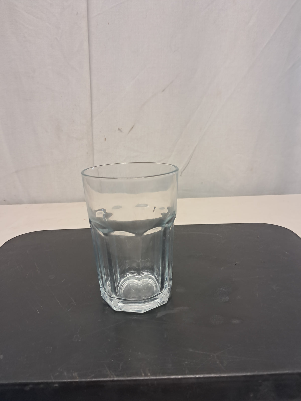 Bicchiere in vetro, diametro 8cm, altezza 12cm, usato per la ristorazione