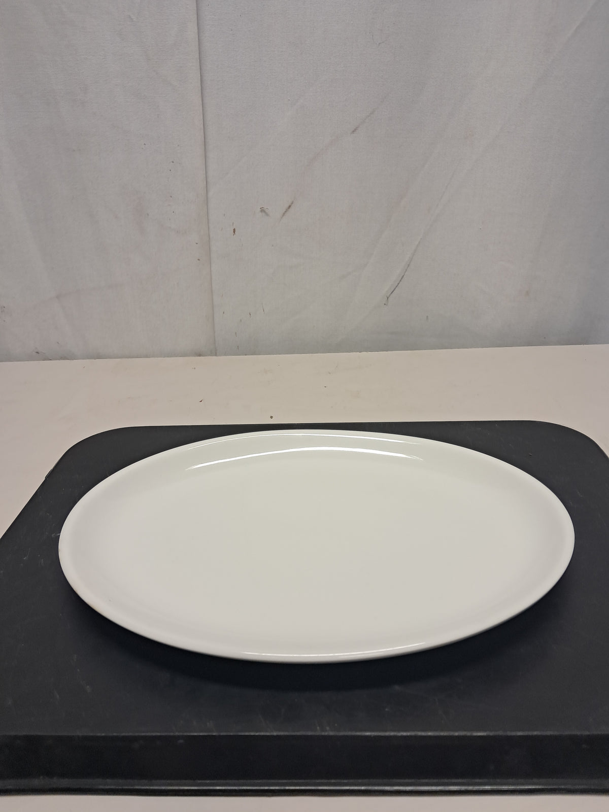 Piatto piano in ceramica super vitrified, lunghezza 28cm, usato per la ristorazione