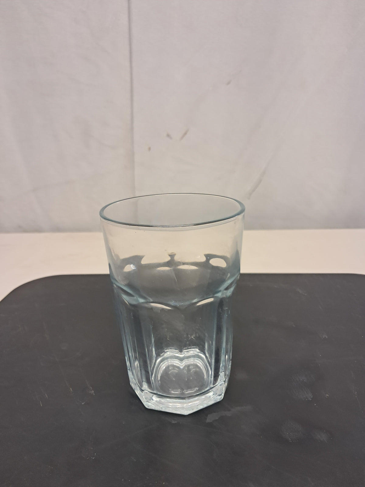 Bicchiere in vetro, diametro 8cm, altezza 12cm, usato per la ristorazione
