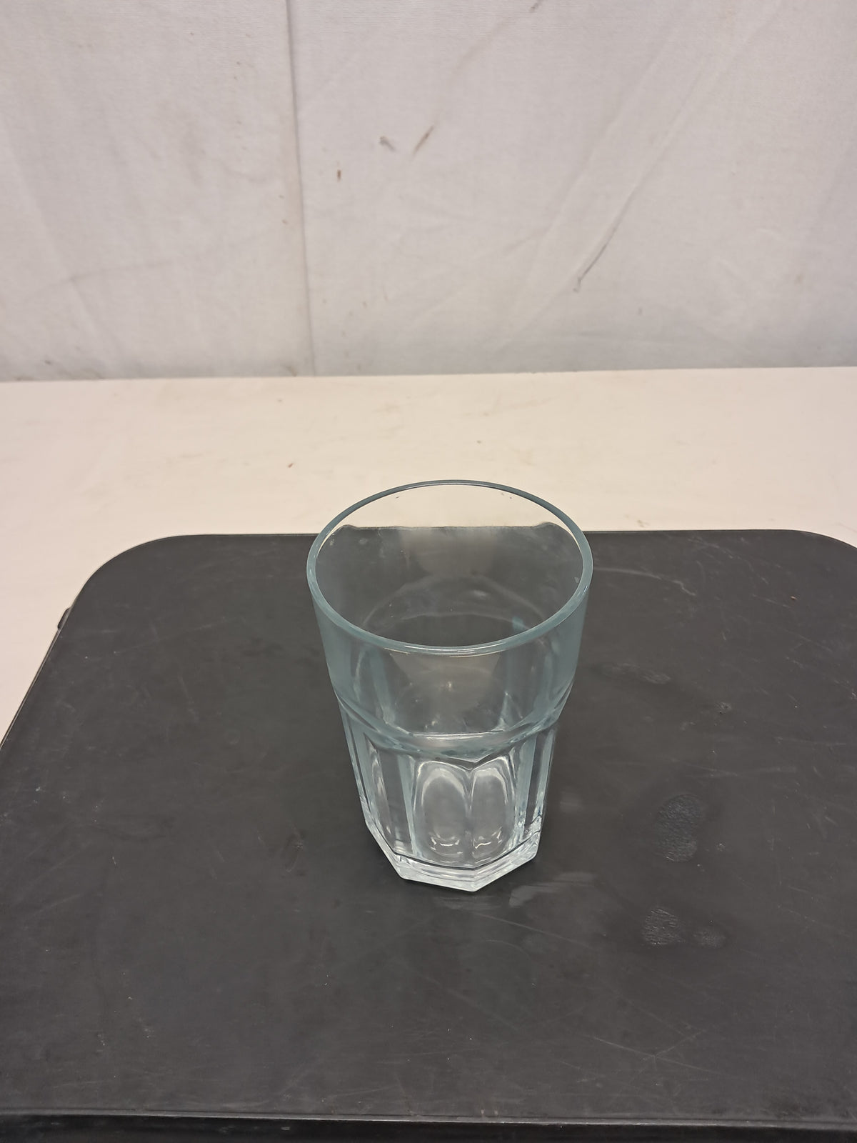 Bicchiere in vetro, diametro 8cm, altezza 12cm, usato per la ristorazione