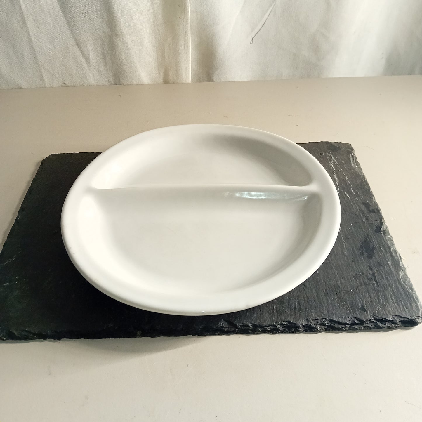Piatto piano in porcellana usata Saturnia, 2 scomparti, diametro 27cm Ristorazione Sd Service Store