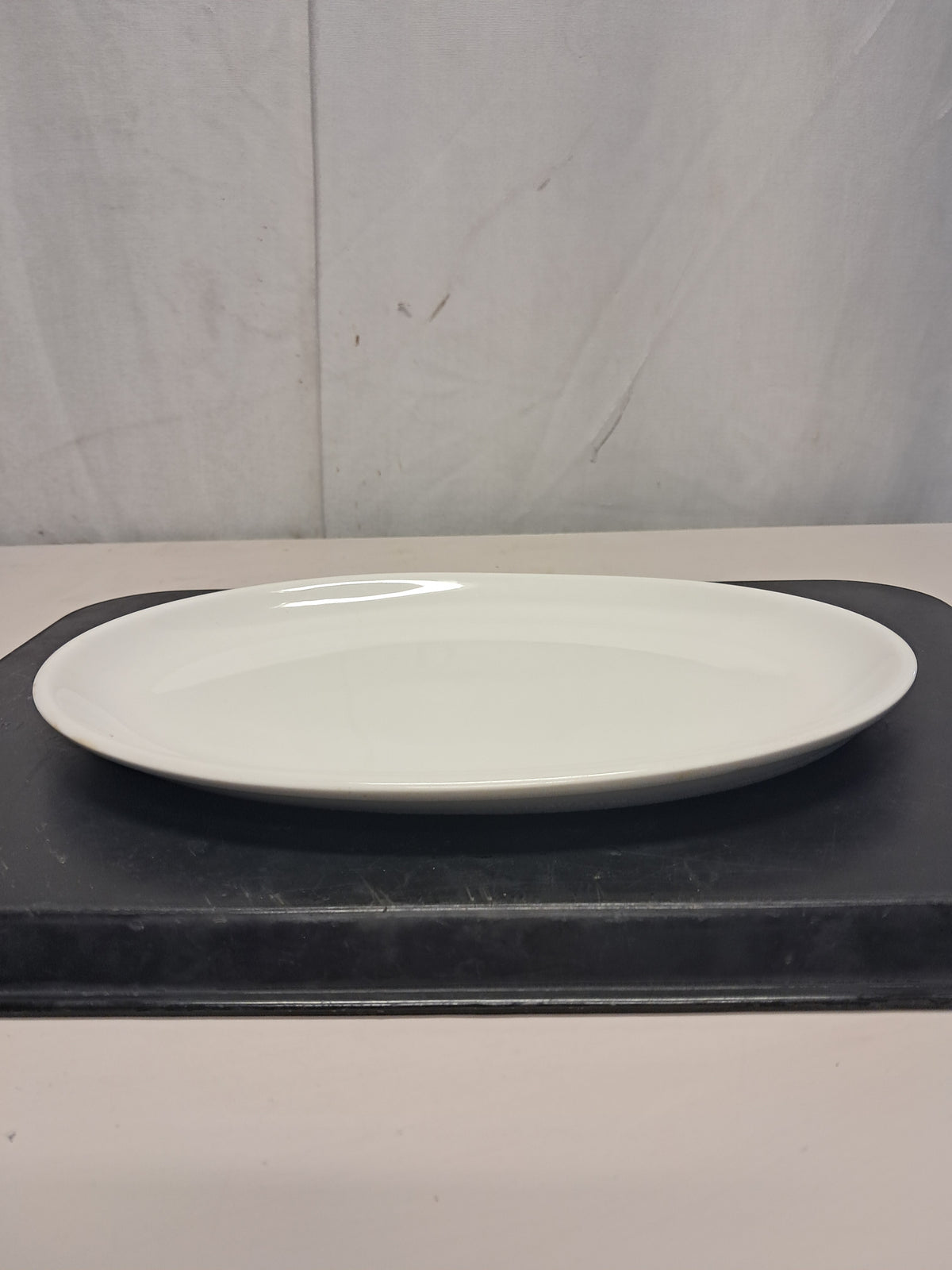 Piatto piano in ceramica super vitrified, lunghezza 28cm, usato per la ristorazione