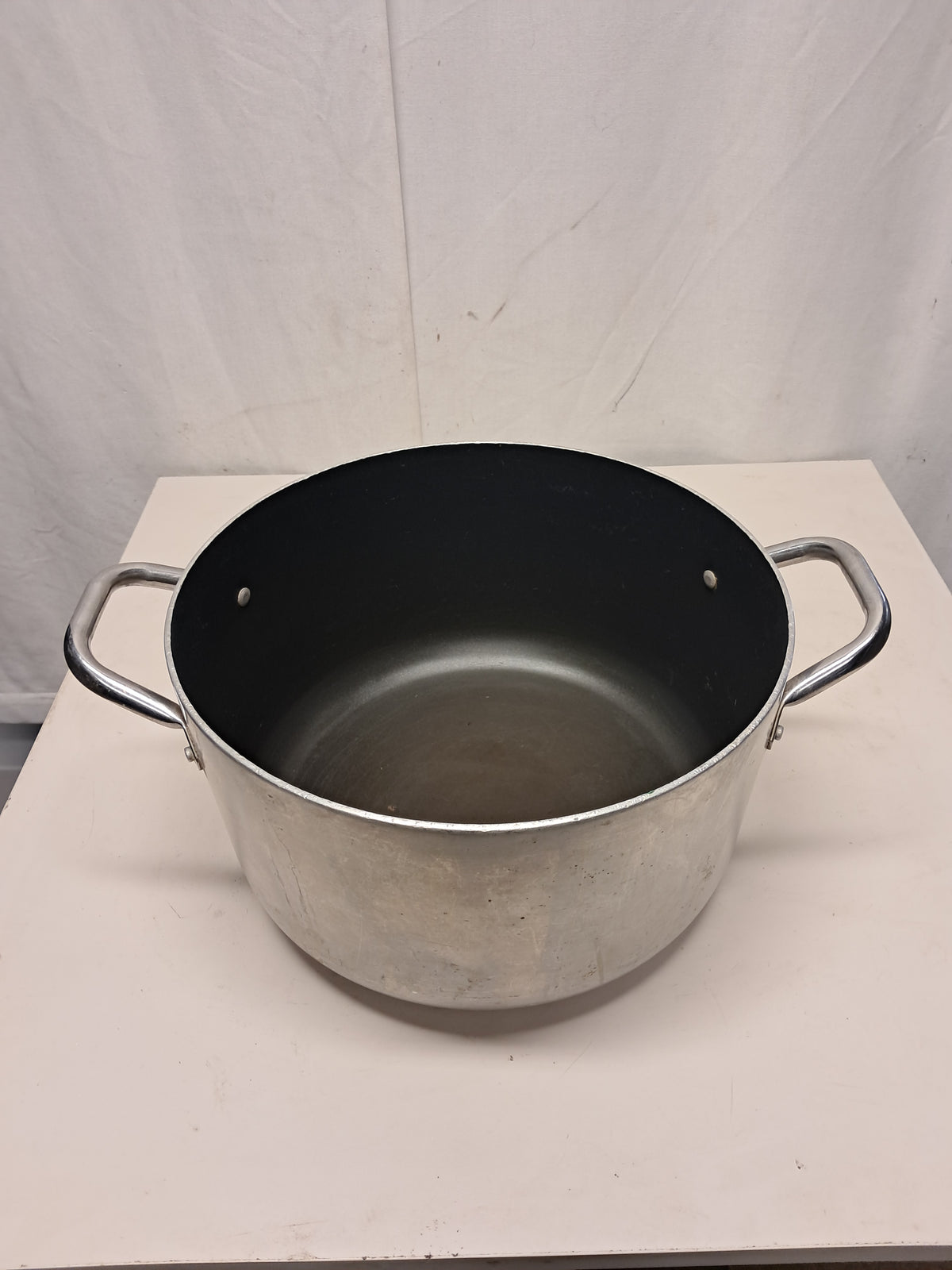 Casseruola in alluminio con interno antiaderente, diametro 32cm, altezza 16cm, usata per la ristorazione Attrezzatura da ristorazione usata Sd Service Store