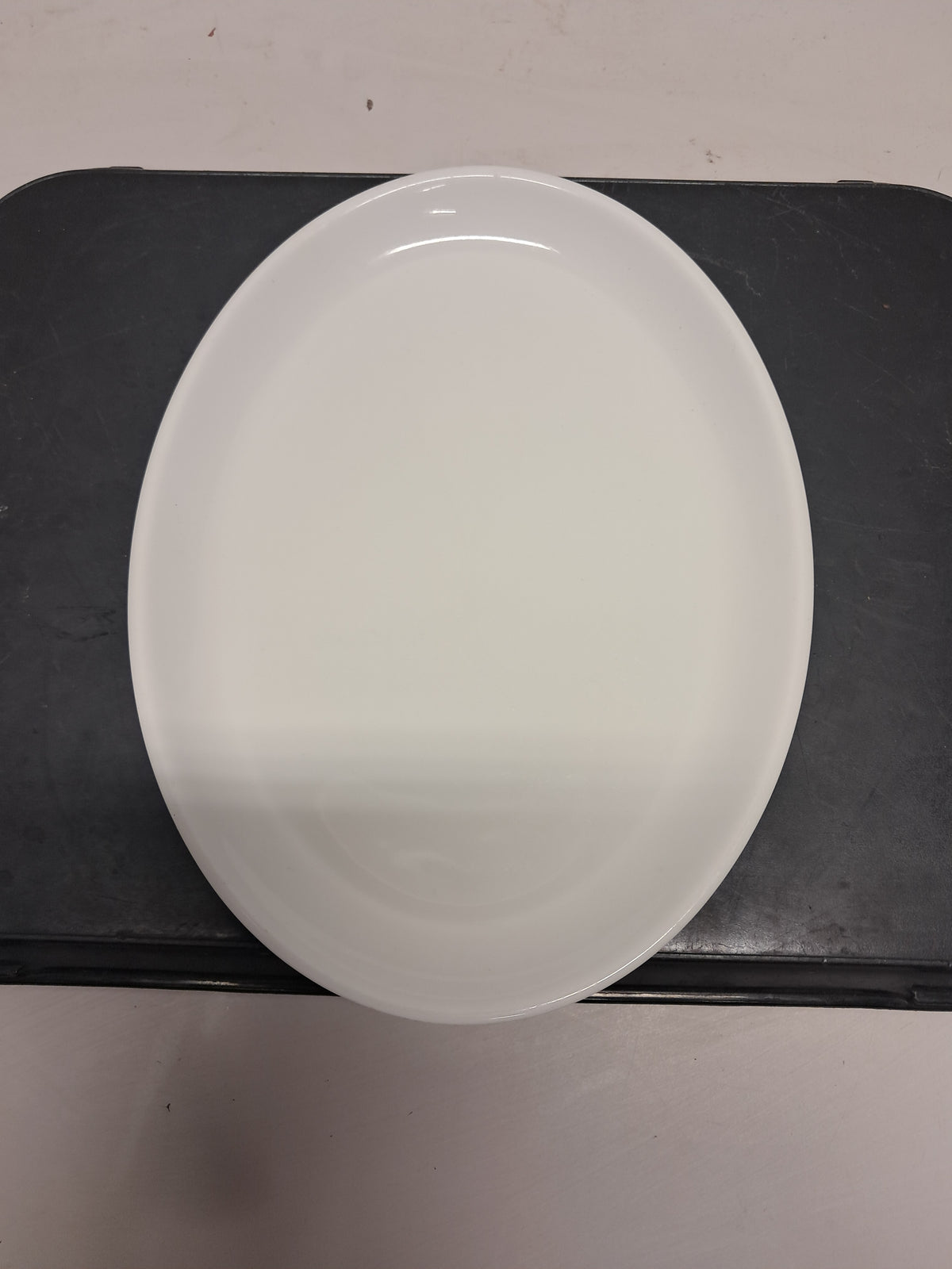 Piatto piano in ceramica super vitrified, lunghezza 28cm, usato per la ristorazione