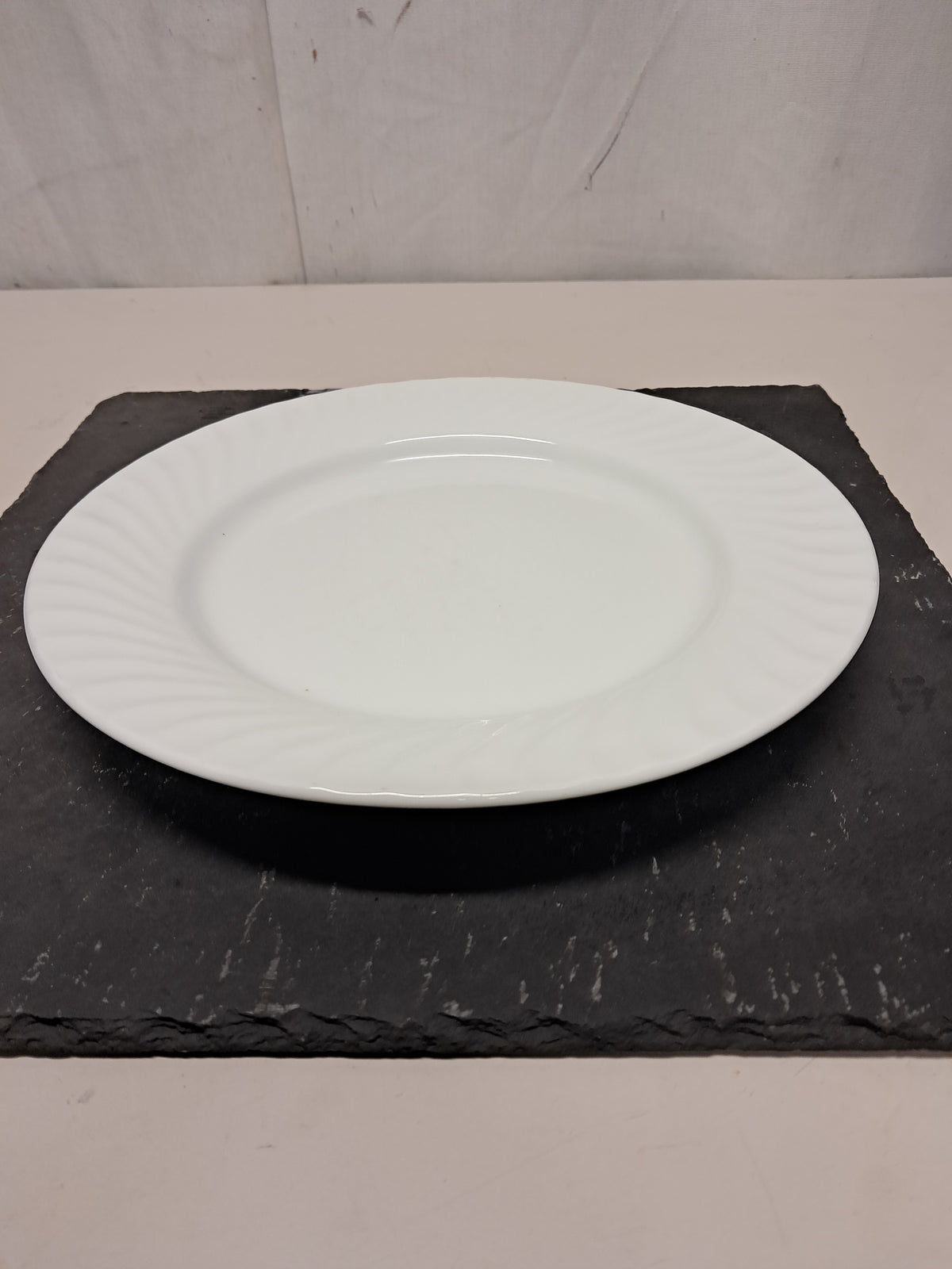 Piatto piano in porcellana, diametro 25cm, usato per la ristorazione Attrezzatura da ristorazione usata Sd Service Store