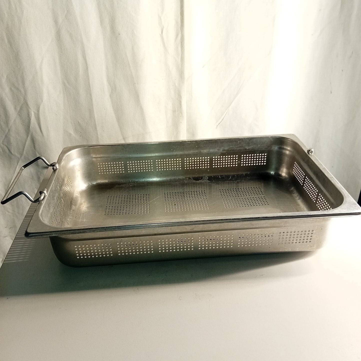 Teglia gastronorm traforata usata 53x32cm altezza 10cm con 1 manico Ristorazione Sd Service Store