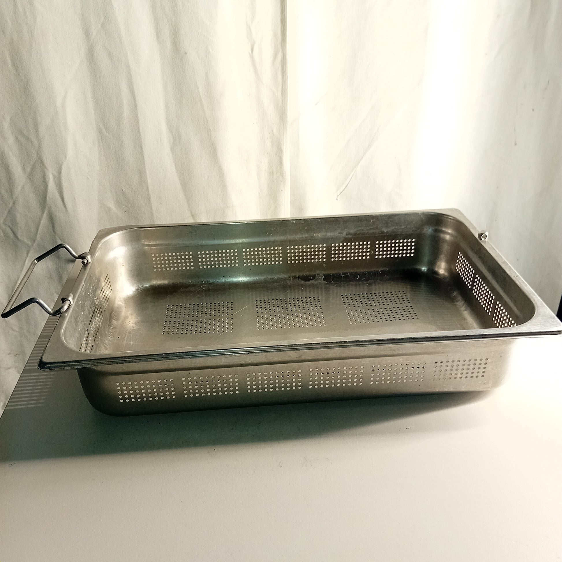 Teglia gastronorm traforata usata 53x32cm altezza 10cm con 1 manico Ristorazione Sd Service Store