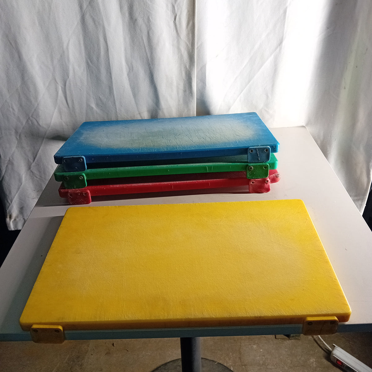 Taglieri in polietilene con due fermi, 50 × 30 cm, H 2 cm — usati Attrezzatura da ristorazione usata Sd Service Store