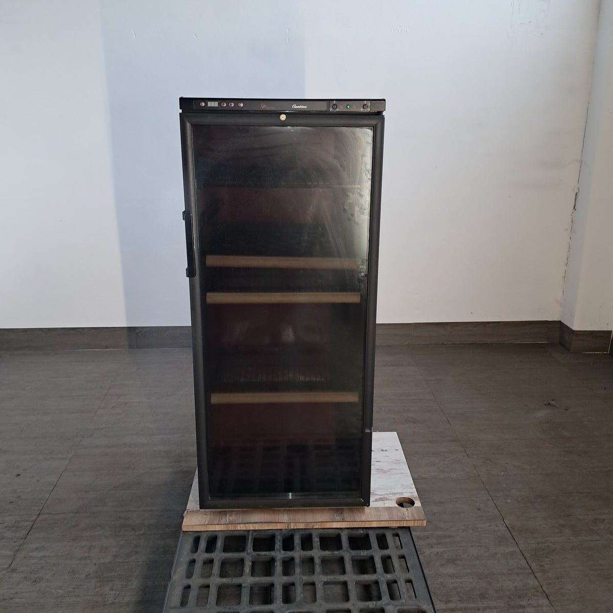 Vetrina vini refrigerata, L 55 cm, P 60 cm, H 140 cm — usata, dichiarata funzionante ma da rivedere Attrezzatura da ristorazione usata Sd Service Store
