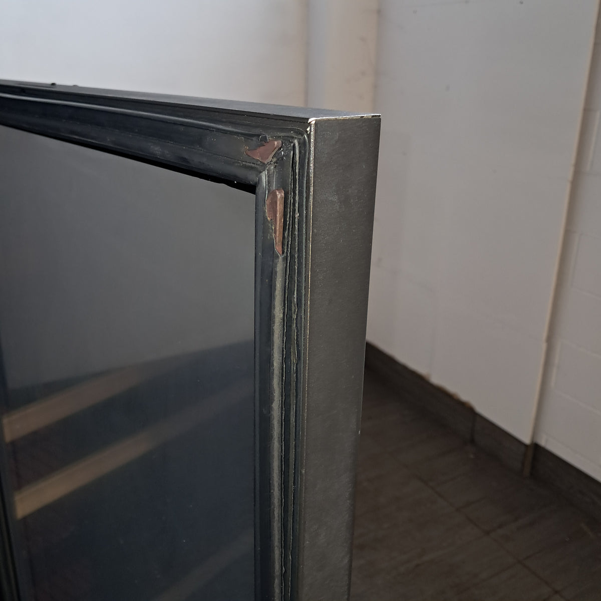 Vetrina vini refrigerata, L 55 cm, P 60 cm, H 140 cm — usata, dichiarata funzionante ma da rivedere Attrezzatura da ristorazione usata Sd Service Store