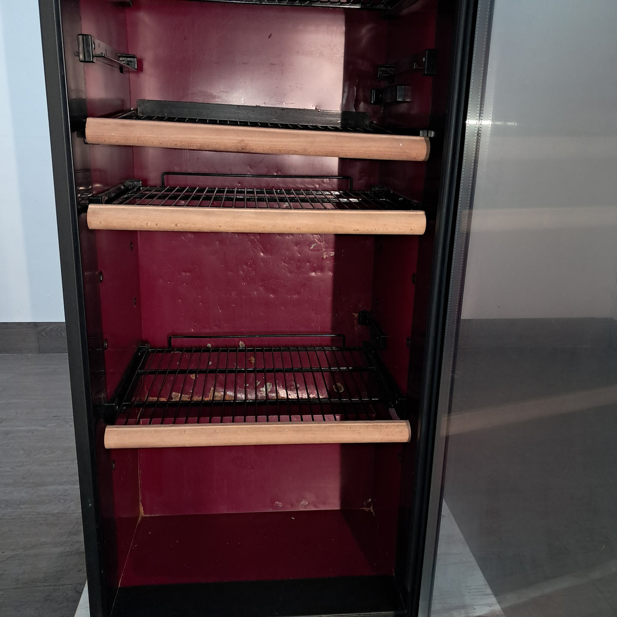 Vetrina vini refrigerata, L 55 cm, P 60 cm, H 140 cm — usata, dichiarata funzionante ma da rivedere Attrezzatura da ristorazione usata Sd Service Store